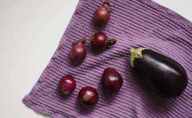 Red onion and kitchen towel isolated on white. autumn harvest, fresh vegetables