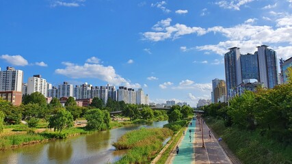 Fototapeta premium 도심의 하천과 산책로