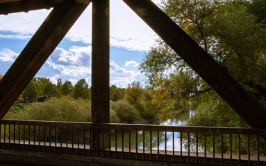 Alte Br&uuml;cke &uuml;ber einen Rheinarm im Herbst