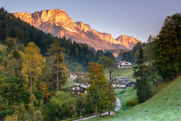 Bayrische Alpenlandschaft zum Sonnenaufgang