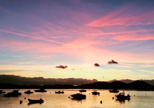 Atardecer en el puerto de boyas