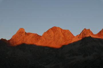Naklejka premium Amanecer en Pirineos