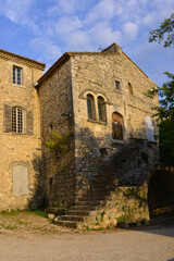 Fototapeta premium Les vieilles maisons en pierres place de l'église à Murs (84220), département de Vaucluse en région Provence-Alpes-Côte-d'Azur, France