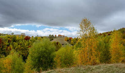 Obraz premium beautiful autumn landscapes in the Romanian mountains, Fantanele village area, Sibiu county, Cindrel mountains, Romania