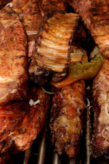 Carne a la parrilla costillas y chorizos tradicionales