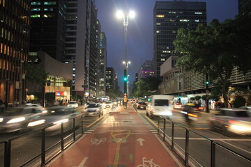 avenida paulista em São Paulo, brasil, com carros ao entardecer em baixa velocidade