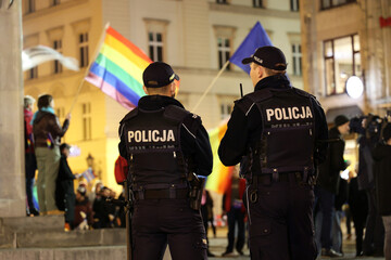 Zgromadzenie publiczne spontaniczne LGBTQ we Wrocławiu zabezpieczane przez policję polską. - obrazy, fototapety, plakaty