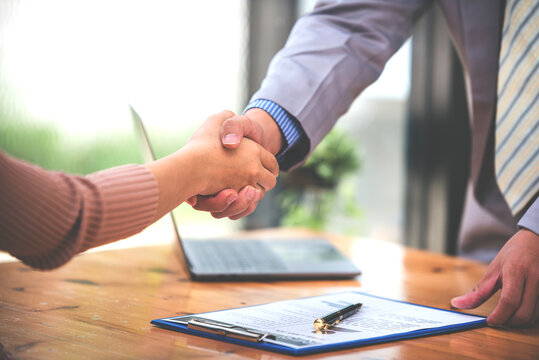 Handshake congratulations on passing the job interview and working together.