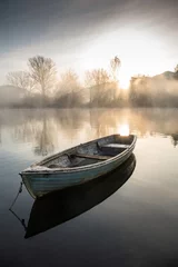 Fotobehang Grijs boot op de rivier de Adda