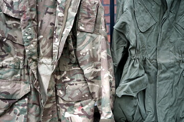 Militärische Tarnkleidung mit Camouflage Muster in einem Antiquitätenladen im Stadtviertel...