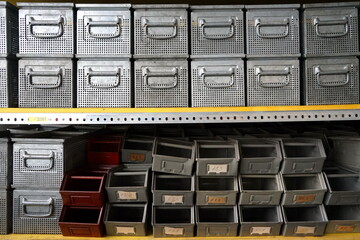 Alte silberne Boxen aus Metall und Kunststoffbehälter für Kleinteile und Ersatzteile in der...