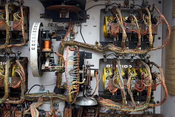 Technik und Innenleben eines alten Flipper Automaten der frühen Siebzigerjahre in einer ehemaligen...