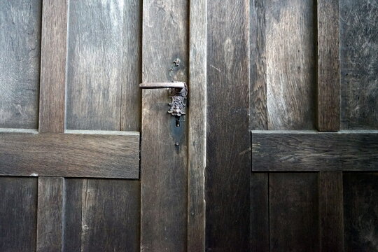 Rustikale braune alte Holzt&uuml;r mit T&uuml;rklinke in einem Antiquit&auml;tenladen in einer alten Fabrik im Stadtviertel Margaretenh&uuml;tte in Gie&szlig;en an der Lahn in Hessen