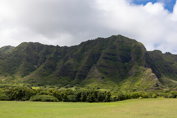 Naklejka premium Green mountains with blue cloudy sky. Hawaii