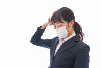 朝食をつくる若い女性