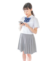 スマートフォンを使う若い女子学生