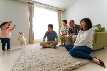 Fototapeta premium 3世代の幸せなファミリー