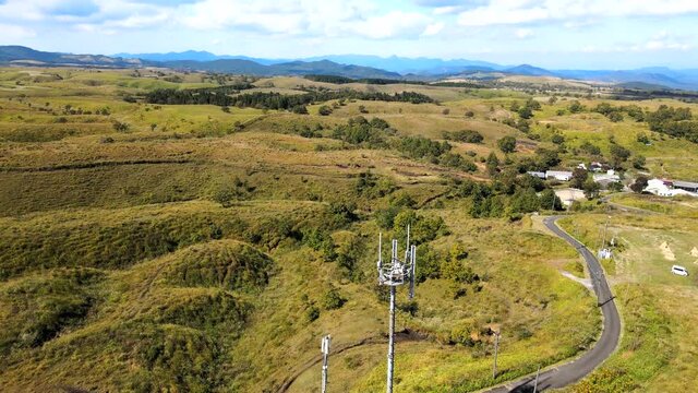阿蘇の高原に建つ携帯電話基地局の風景、熊本県阿蘇山の外輪山風景、10月の阿蘇外輪山の風景、