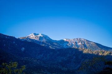 霞沢岳、乗鞍岳、上高地、穂高岳などを見るために、長野県松本市の晩秋の雪が積もる焼岳を登山する風景 Scenery of climbing Mt. Yakedake with snow in late autumn in Matsumoto, Nagano Prefecture to see Mt. Kasumisawa, Mt. Norikura, Kamikochi and Mt. Hodaka
