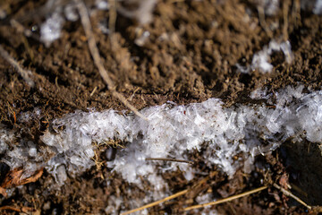 霞沢岳、乗鞍岳、上高地、穂高岳などを見るために、長野県松本市の晩秋の雪が積もる焼岳を登山する風景 Scenery of climbing Mt. Yakedake with snow in late autumn in Matsumoto, Nagano Prefecture to see Mt. Kasumisawa, Mt. Norikura, Kamikochi and Mt. Hodaka
