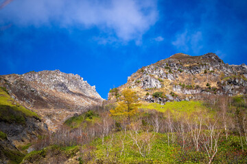 霞沢岳、乗鞍岳、上高地、穂高岳などを見るために、長野県松本市の晩秋の雪が積もる焼岳を登山する風景 Scenery of climbing Mt. Yakedake with snow in late autumn in Matsumoto, Nagano Prefecture to see Mt. Kasumisawa, Mt. Norikura, Kamikochi and Mt. Hodaka