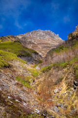 霞沢岳、乗鞍岳、上高地、穂高岳などを見るために、長野県松本市の晩秋の雪が積もる焼岳を登山する風景 Scenery of climbing Mt. Yakedake with snow in late autumn in Matsumoto, Nagano Prefecture to see Mt. Kasumisawa, Mt. Norikura, Kamikochi and Mt. Hodaka