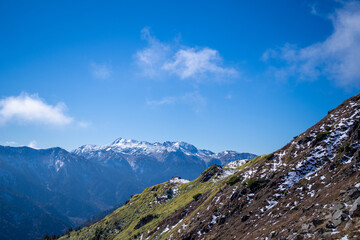 霞沢岳、乗鞍岳、上高地、穂高岳などを見るために、長野県松本市の晩秋の雪が積もる焼岳を登山する風景 Scenery of climbing Mt. Yakedake with snow in late autumn in Matsumoto, Nagano Prefecture to see Mt. Kasumisawa, Mt. Norikura, Kamikochi and Mt. Hodaka