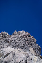 霞沢岳、乗鞍岳、上高地、穂高岳などを見るために、長野県松本市の晩秋の雪が積もる焼岳を登山する風景 Scenery of climbing Mt. Yakedake with snow in late autumn in Matsumoto, Nagano Prefecture to see Mt. Kasumisawa, Mt. Norikura, Kamikochi and Mt. Hodaka