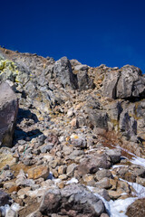 霞沢岳、乗鞍岳、上高地、穂高岳などを見るために、長野県松本市の晩秋の雪が積もる焼岳を登山する風景 Scenery of climbing Mt. Yakedake with snow in late autumn in Matsumoto, Nagano Prefecture to see Mt. Kasumisawa, Mt. Norikura, Kamikochi and Mt. Hodaka