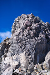 霞沢岳、乗鞍岳、上高地、穂高岳などを見るために、長野県松本市の晩秋の雪が積もる焼岳を登山する風景 Scenery of climbing Mt. Yakedake with snow in late autumn in Matsumoto, Nagano Prefecture to see Mt. Kasumisawa, Mt. Norikura, Kamikochi and Mt. Hodaka