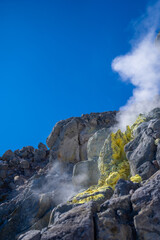 霞沢岳、乗鞍岳、上高地、穂高岳などを見るために、長野県松本市の晩秋の雪が積もる焼岳を登山する風景 Scenery of climbing Mt. Yakedake with snow in late autumn in Matsumoto, Nagano Prefecture to see Mt. Kasumisawa, Mt. Norikura, Kamikochi and Mt. Hodaka