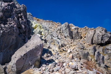 霞沢岳、乗鞍岳、上高地、穂高岳などを見るために、長野県松本市の晩秋の雪が積もる焼岳を登山する風景 Scenery of climbing Mt. Yakedake with snow in late autumn in Matsumoto, Nagano Prefecture to see Mt. Kasumisawa, Mt. Norikura, Kamikochi and Mt. Hodaka