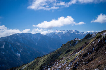 Naklejka premium 霞沢岳、乗鞍岳、上高地、穂高岳などを見るために、長野県松本市の晩秋の雪が積もる焼岳を登山する風景 Scenery of climbing Mt. Yakedake with snow in late autumn in Matsumoto, Nagano Prefecture to see Mt. Kasumisawa, Mt. Norikura, Kamikochi and Mt. Hodaka