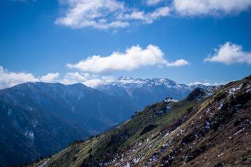 Obraz premium 霞沢岳、乗鞍岳、上高地、穂高岳などを見るために、長野県松本市の晩秋の雪が積もる焼岳を登山する風景 Scenery of climbing Mt. Yakedake with snow in late autumn in Matsumoto, Nagano Prefecture to see Mt. Kasumisawa, Mt. Norikura, Kamikochi and Mt. Hodaka