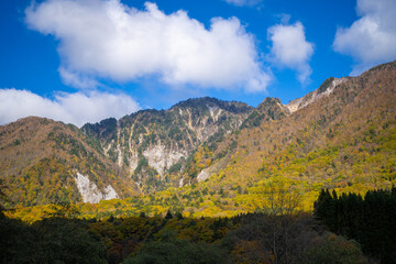 霞沢岳、乗鞍岳、上高地、穂高岳などを見るために、長野県松本市の晩秋の雪が積もる焼岳を登山する風景 Scenery of climbing Mt. Yakedake with snow in late autumn in Matsumoto, Nagano Prefecture to see Mt. Kasumisawa, Mt. Norikura, Kamikochi and Mt. Hodaka