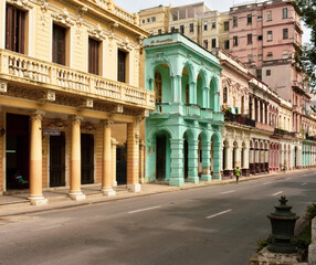 Obraz premium HAVANA, CUBA - AUGUST 26, 2017: Street scene with traditional colorful buildings in Havana, Cuba
