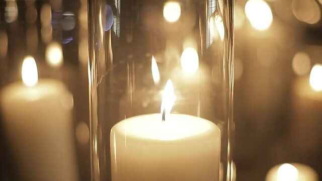 Close up Velas ardiendo en la noche sobre el fondo oscuro.