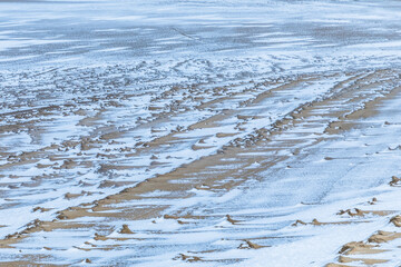 雪吹きすさぶ白銀の鳥取砂丘