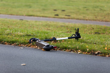  Achtlos weggeworfner E-Roller im Georgengarten von Hannover-Herrenhausen, Niedersachsen,...