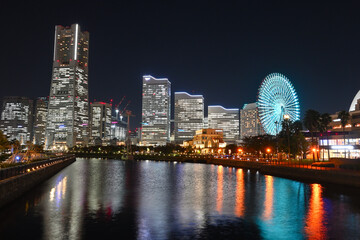 Fototapeta na wymiar 横浜みなとみらいの万国橋から見た夜景