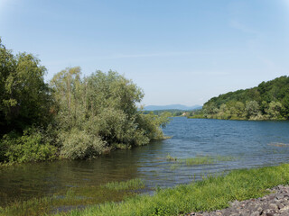 Fototapeta na wymiar Retenue d'eau principale de Michelbach en Alsace dans le Haut-Rhin entourée d'une magnifique réserve naturelle bordée des massifs Vosgiens