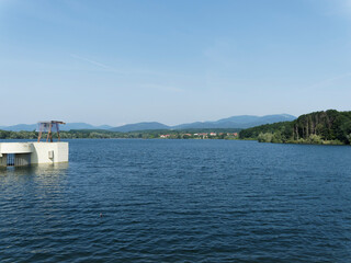 Retenue d'eau principale de Michelbach en Alsace dans le Haut-Rhin entouré de la réserve naturelle régionale au pied des Vosges