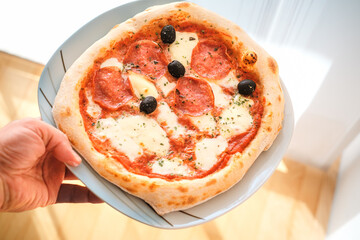 Selbstgemachte Pizza, zuhause, Bachrohr