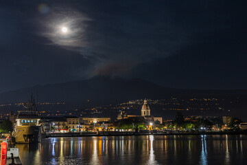 Naklejka na ściany i meble Panorama notturno dell'Etna dal mare di Riposto