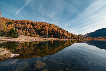 lago colori autunno riflesso covel 