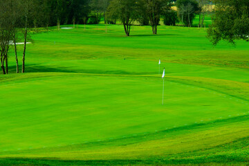 the white flags that indicate the victory of a good game of golf