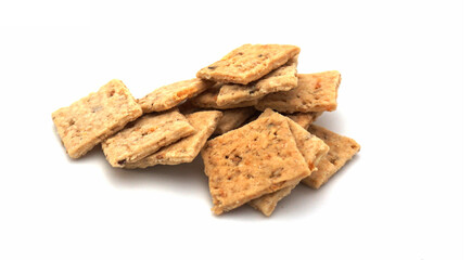 Petit tas de crackers apéritifs carrés isolés sur fond blanc