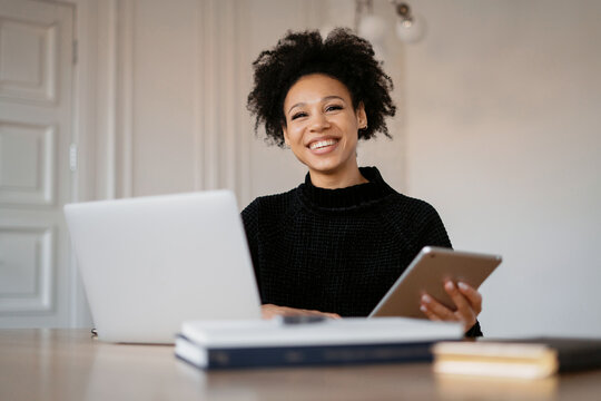 Uses a laptop phone. Blogger surf the internet. Prints a message to the client's email. A freelancer communicates on a social network with subscribers. Designer online application education.