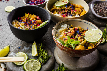 Leckeres asiatisches Curry in verzierten Schüsseln.