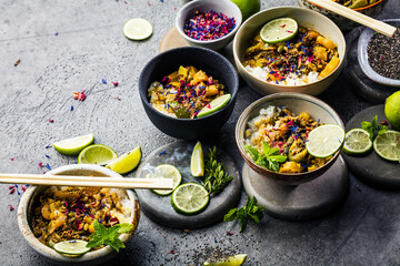 Leckeres asiatisches Curry in verzierten Schüsseln.